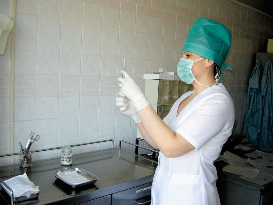 Больше половины российских медсестер сообщили о непреднамеренных уколах во время работы